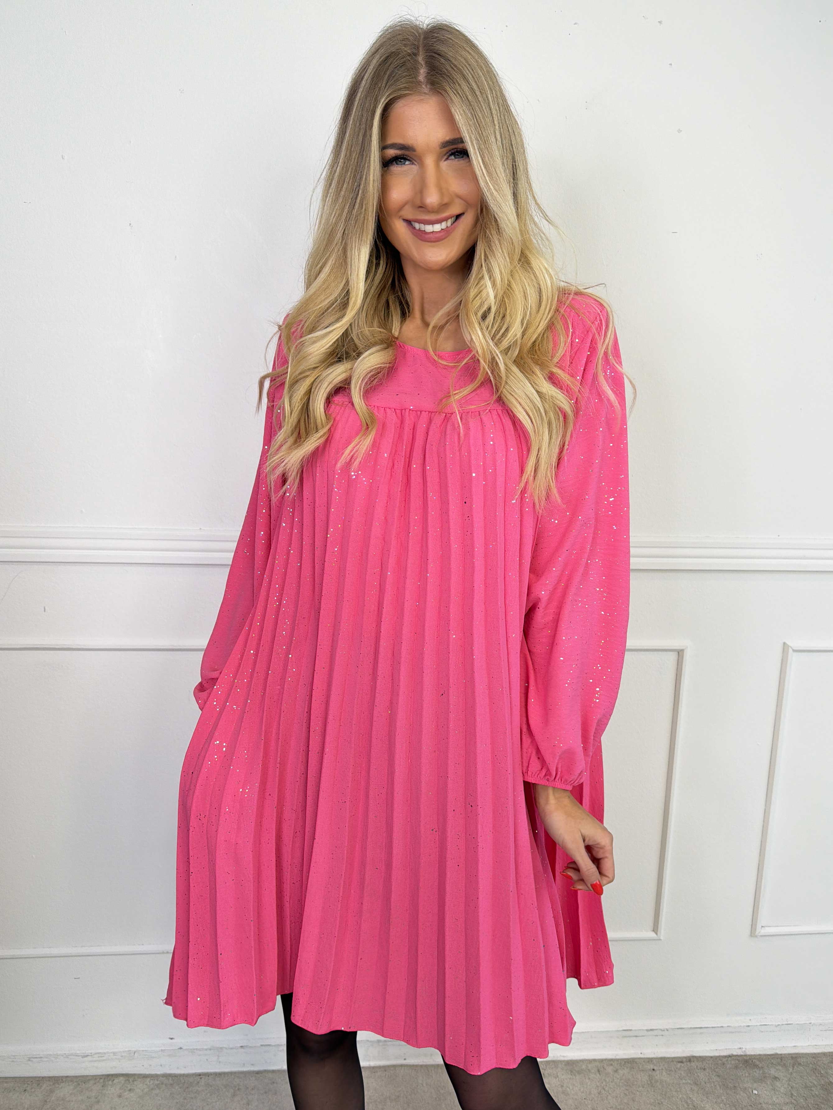 Nancy Glitter Short L/S - Plisseret kjole med lommer og glimmer